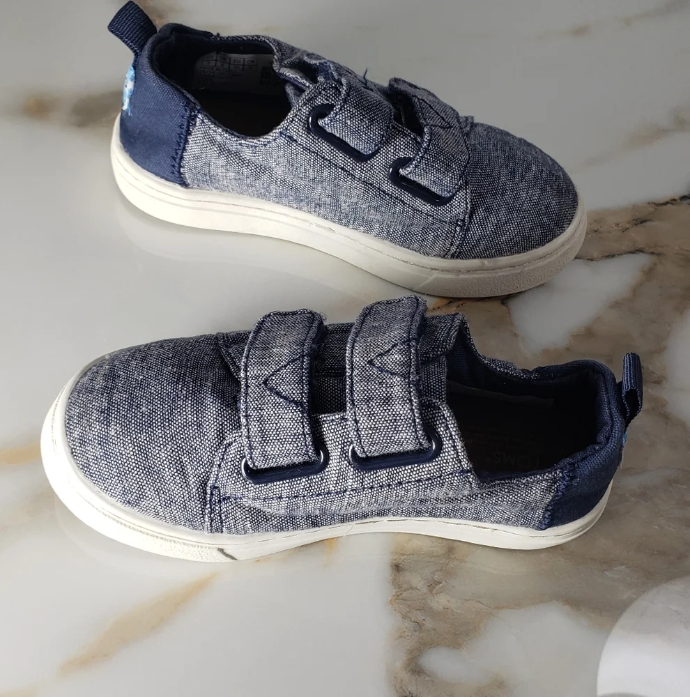 TOMS Lenny tiny sneakers navy slub chambray Toddler Size 9
